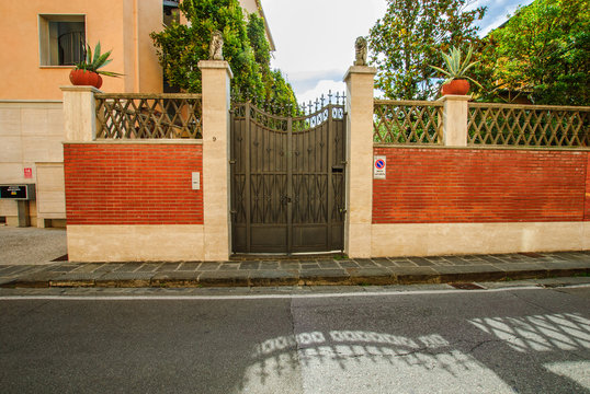 Cancello di ferro, mura, ingresso a villa
