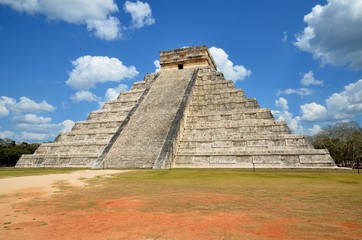 Obraz na płótnie Canvas Chichen Itza Kukulkan temple pyramid Mexico