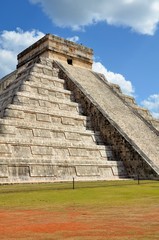 Fototapeta na wymiar Chichen Itza Kukulkan temple pyramid Mexico