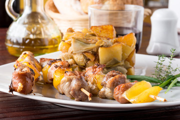 Spiedini di carne mista cucinati