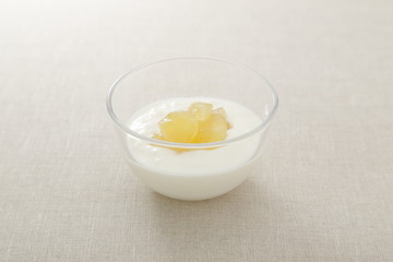 ヨーグルトのりんごジャムがけ