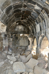 Руины базилики 5-7 веков в древнем монастыре Тсахацкар в Армении