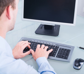 geschäftsmann schreibt am pc