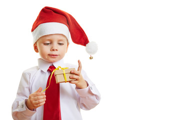 Kind öffnet Geschenk zu Weihnachten