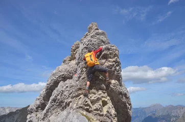 Foto auf Acrylglas Bergsteigen Freiklettern solo am Gipfel am steilen Fels