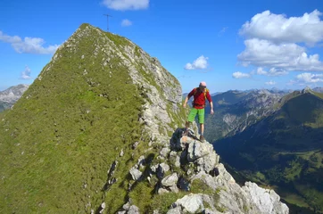 Crédence de cuisine en verre imprimé Alpinisme Klettern und Balance am Gipfel