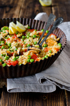Paella with mussels and green peas