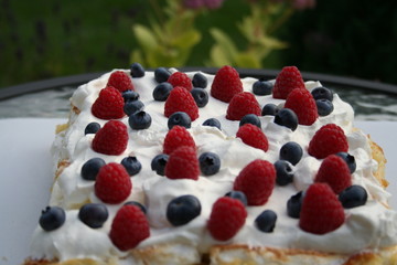 Gateau with blueberry and raspberry