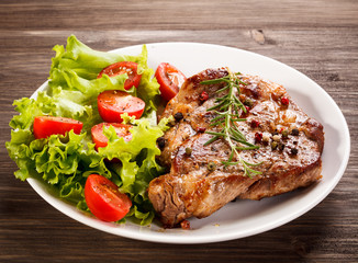 Grilled steak and vegetable salad