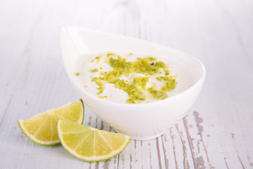 Obraz na płótnie Canvas yaourt sauce with lemon
