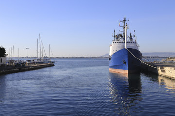 nave al porto