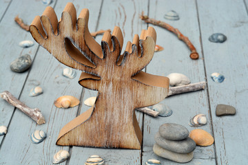 Kerstdecoratie met schelpen en hout.