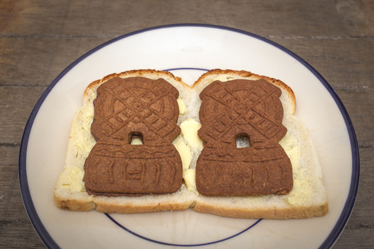 Wit brood met roomboter en speculaasjes