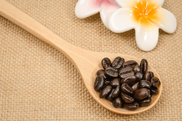 Obraz na płótnie Canvas Roasted coffee beans in wooden spoon