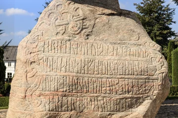 Selbstklebende Fototapeten Runenstein von Jelling - Dänemark © emeraldphoto