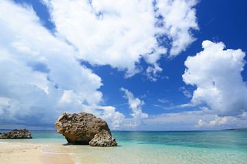 美しいエメラルドグリーンの海