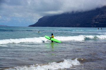 practicando surf