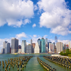 Fototapeta premium Skyline dolnego Manhattanu widziany z Brooklyn Bridge Park w Nowym Jorku