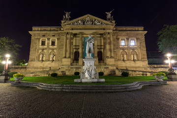 Obraz premium theater wiesbaden germany at night