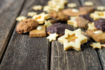 Weihnachtspl&auml;tzchen auf Holztisch