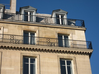 Fototapeta na wymiar Immobilier - Zoom sur façade d'immeuble de Paris