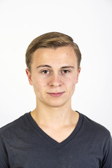Obraz premium przystojny nastolatek, patrząc w kamerę