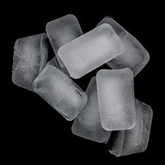Eiswürfel auf schwarzenm Hintergrund
