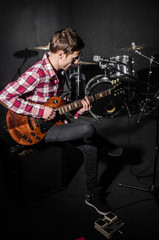 Obraz premium Man with guitar during concert