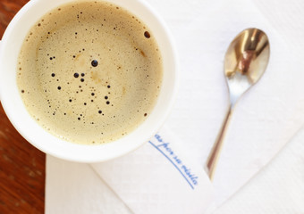 Taza de cafe con servilleta y cucharita