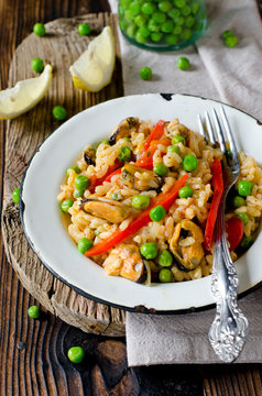Paella with mussels and green peas