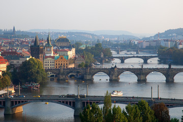 Fototapeta na wymiar Stadtansicht von Prag mit Moldau und Brücken
