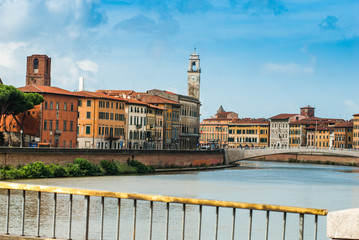 Fototapeta na wymiar Veduta dei Lungarni di Pisa, ponte di mezzo, Italia