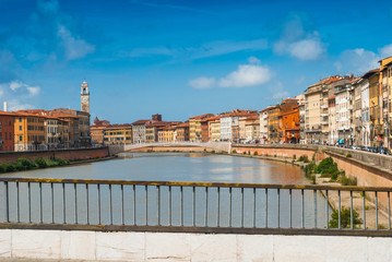 Fototapeta premium Veduta dei Lungarni di Pisa, ponte di mezzo, Italia