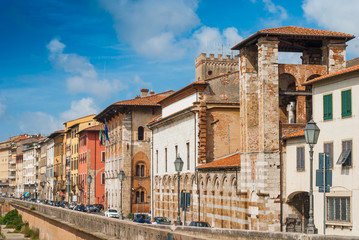 Veduta di Lungarno Mediceo di Pisa, Italia
