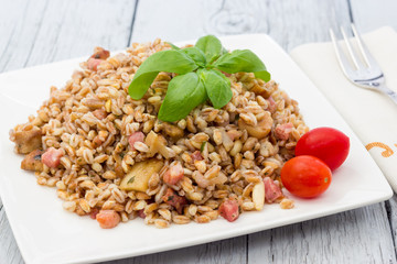 Spelt with mushrooms and bacon