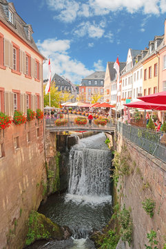 Der spektakul&auml;re Wasserfall in der Altstadt von Saarburg
