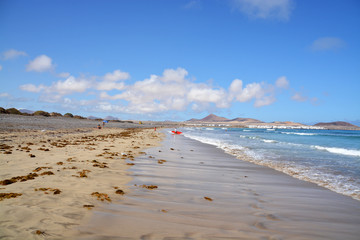 panoramica de la playa de famara en la isla de lanzarote