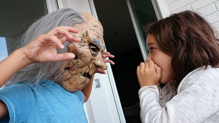 Niño con careta de monstruo