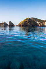 Fondo del mare e faraglioni sull'isola di Ponza