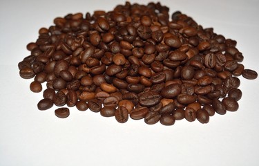 White background coffee beans that have not been crushed.