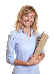 Sekretärin mit blonden Locken und Akte bei der Arbeit