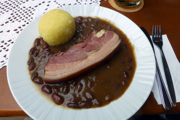 Räucherbauch mit Bohnenkernen