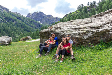 Fototapeta premium Giovani amici in montagna