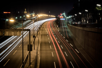 Fototapeta na wymiar Autobahnverkehr bei Nacht
