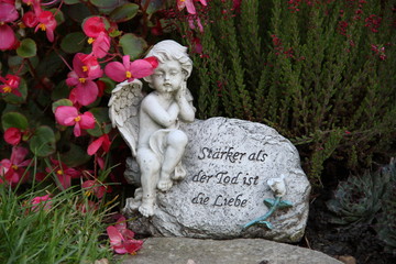 Trauernder Engel neben Gedenkstein
