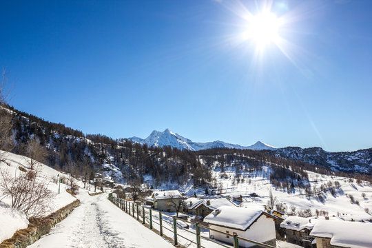 Paesino di montagna in inverno