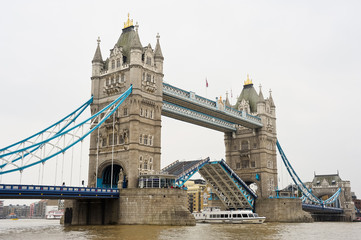 Fototapeta na wymiar Schiff fährt unter geöffneter Tower Bridge auf der Themse