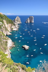 wspaniały pejzaż klifów na wyspie capri, włochy - obrazy, fototapety, plakaty