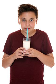 Gesunde Ernährung Teenager Junge beim Milch trinken