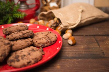 Weihnachtsdeko auf einem Holztisch